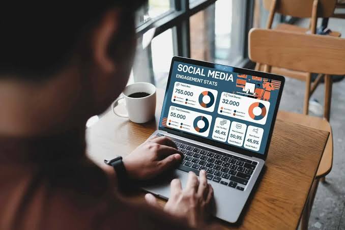 How to Become a Social Media Manager (Skills, Pricing, Clients)